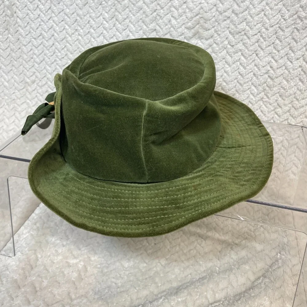 Vintage Mr. John Deb-Teen Womens Green Velvet Hat‎ with ribbon strap 50s/60s